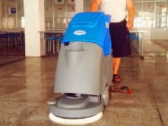山东临沂中学使用洗地机清理学校食堂地面