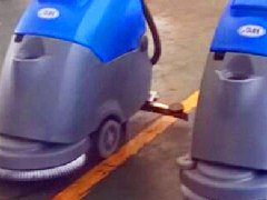 天津化工厂车间用手推式洗地机清洗油污地面