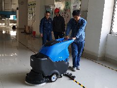 山东寿光巨能集团使用拓成手推式洗地机